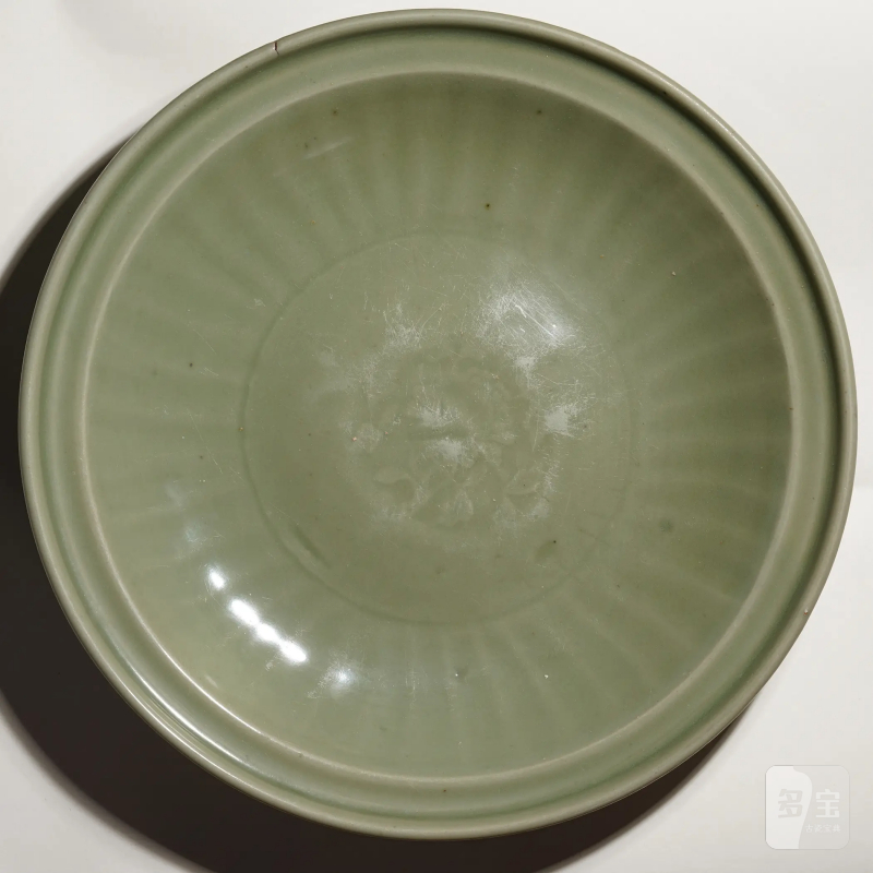 元 龙泉青釉模印折枝花卉纹大盘 - 图3